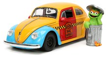 Kisautó Sesame Street VW Beetle 1959 Jada fém nyitható részekkel és Oscar figurával hossza 16,5 cm 1:24