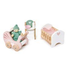 Fa babaszoba Dovetail Nursery Set Tender Leaf Toys figurával rugdalozóban